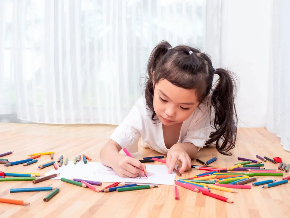 Lựa chọn loại bút tô màu phù hợp với độ tuổi của bé