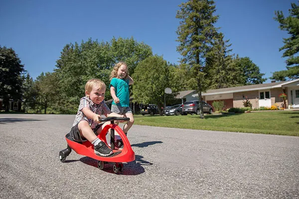 Xe được thiết kế thông minh, dễ điều khiển phù hợp cho cả bé trai và bé gái