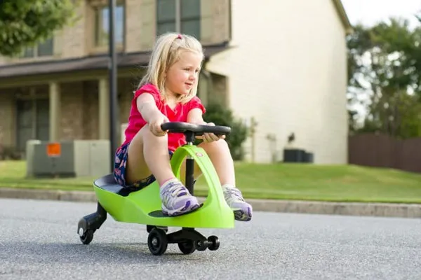 Xe lắc giúp bé tăng cường thể chất và khả năng xử lý tình huống