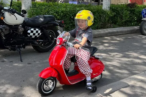 Giúp bé hình thành thói quen đội mũ bảo hiểm khi tham gia giao thông