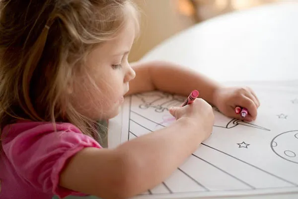 Tranh tô màu giúp bé rèn luyện kỹ năng tay và viết