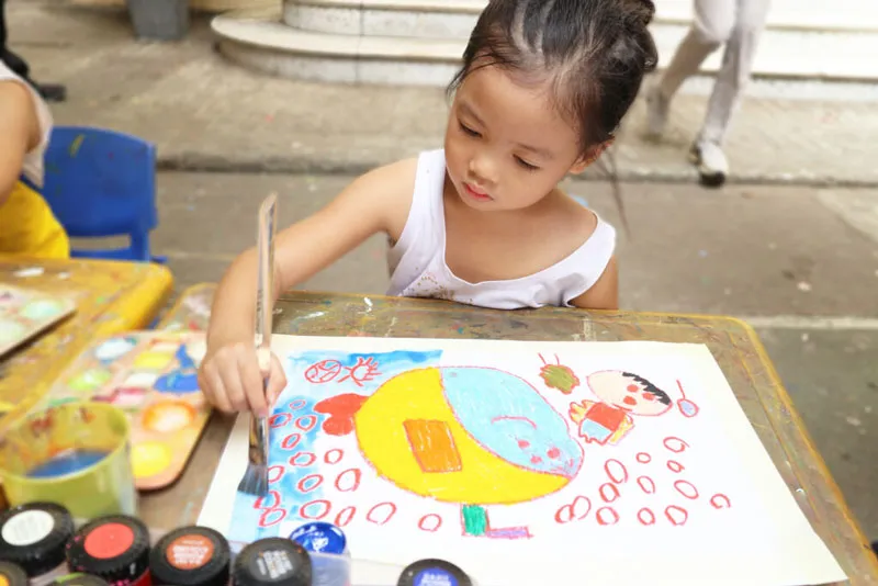 Tô màu giúp bé phát triển kỹ năng cầm bút và kỹ năng viết
