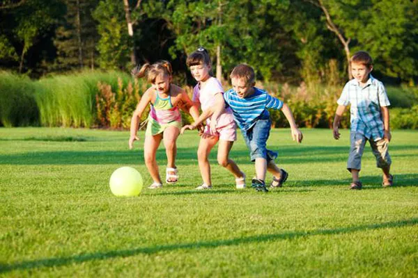 Đồ chơi vận động giúp bé tăng cường thể chất