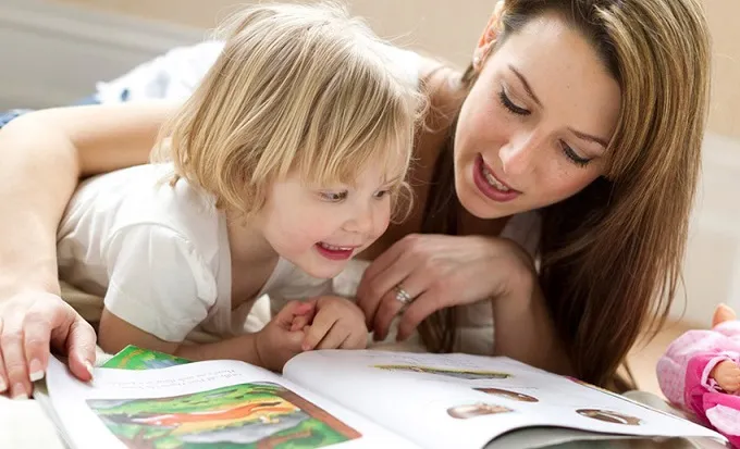Cha mẹ nên đọc sách cùng con để truyền thụ cho con những bài học giáo dục.
