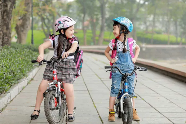 Xe đạp trẻ em luôn là người bạn đồng hành cùng bé khi đến trường