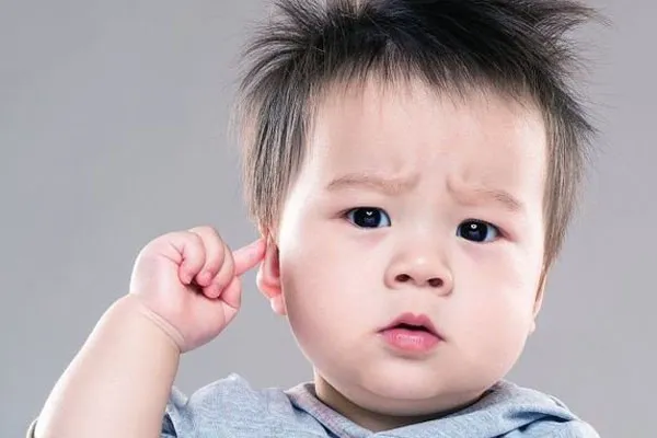 Nếu nghe với âm lượng lớn có thể gân ảnh hưởng đến thình lực của trẻ