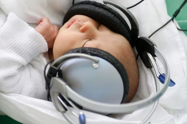 Không nên đeo tai nghe và cho bé nghe nhạc trong thời gian dài