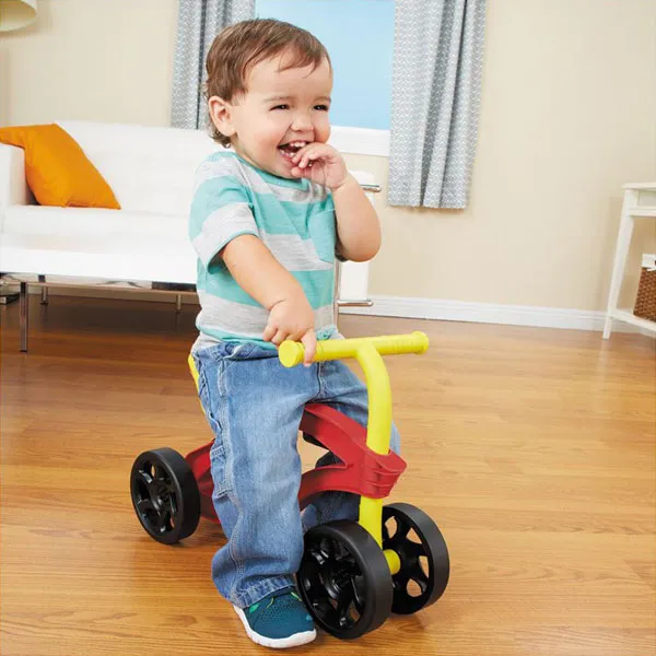 Xe chòi chân cho bé 1 tuổi với nhiều bánh xe thăng bằng